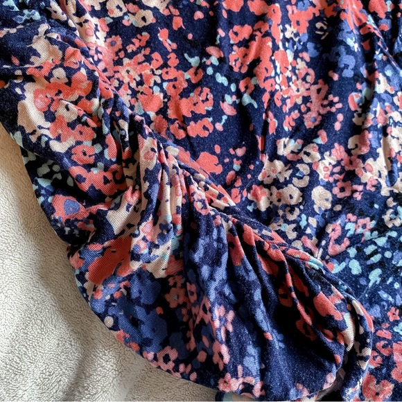 3/$15!💗 Beautiful floral maternity shirt, Medium - Picture 4 of 5